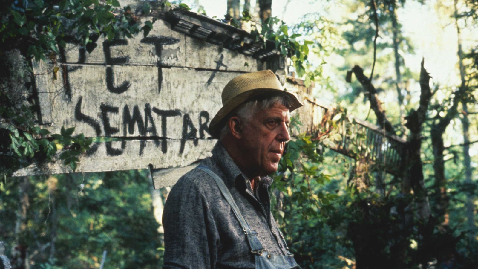Jud Crandall (Fred Gwynne) leaning against a sign post in Pet Sematary 1989