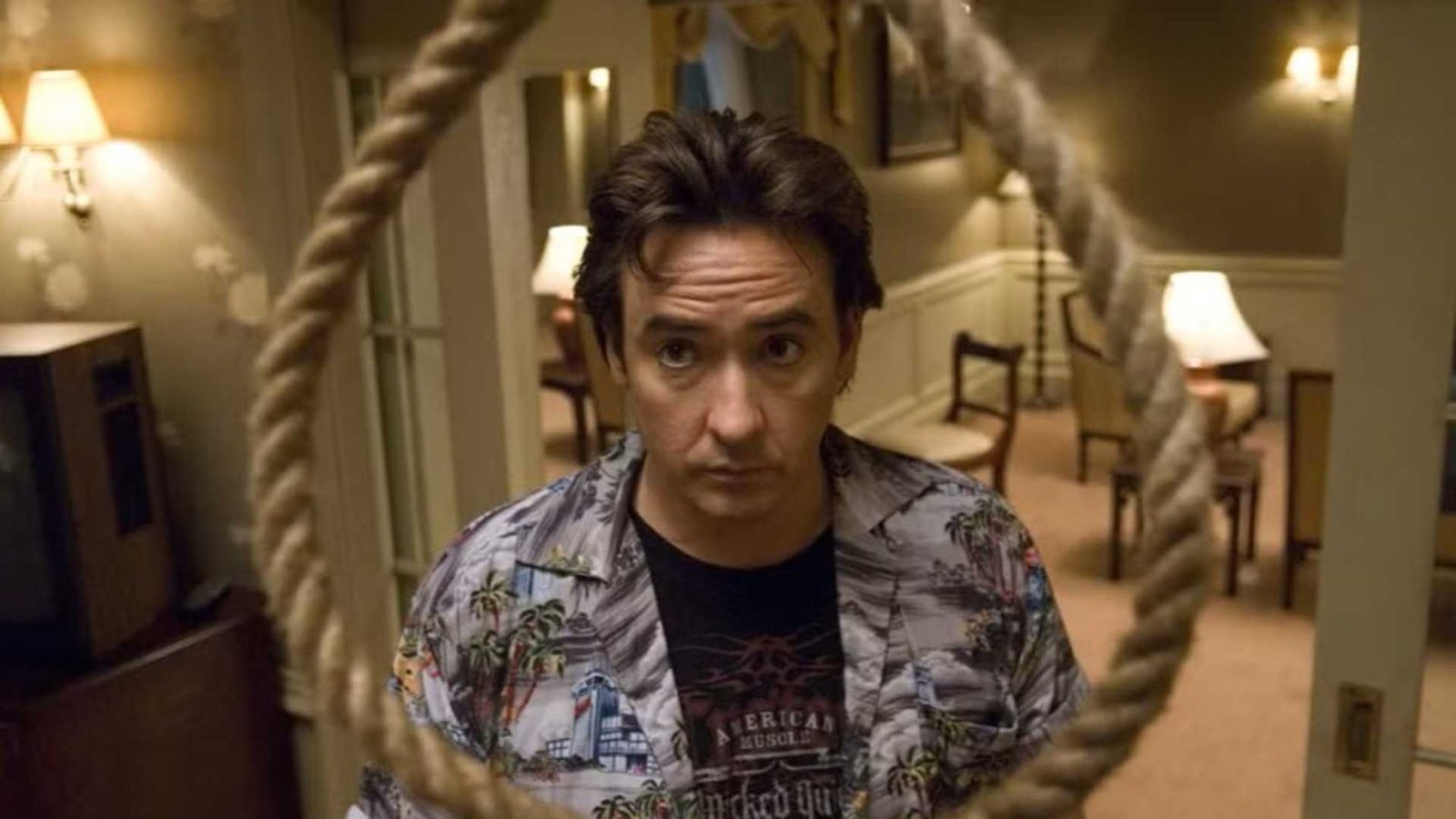 Mike Enslin (John Cusack) looking at a noose in his hotel room in 1408